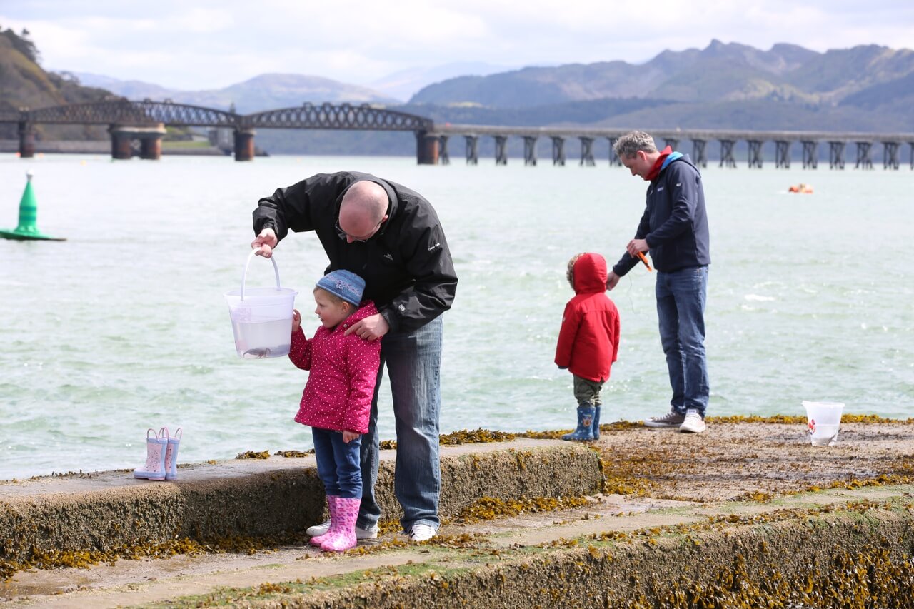 Family crabbing near Griag Wen Snowdonia holiday cottages