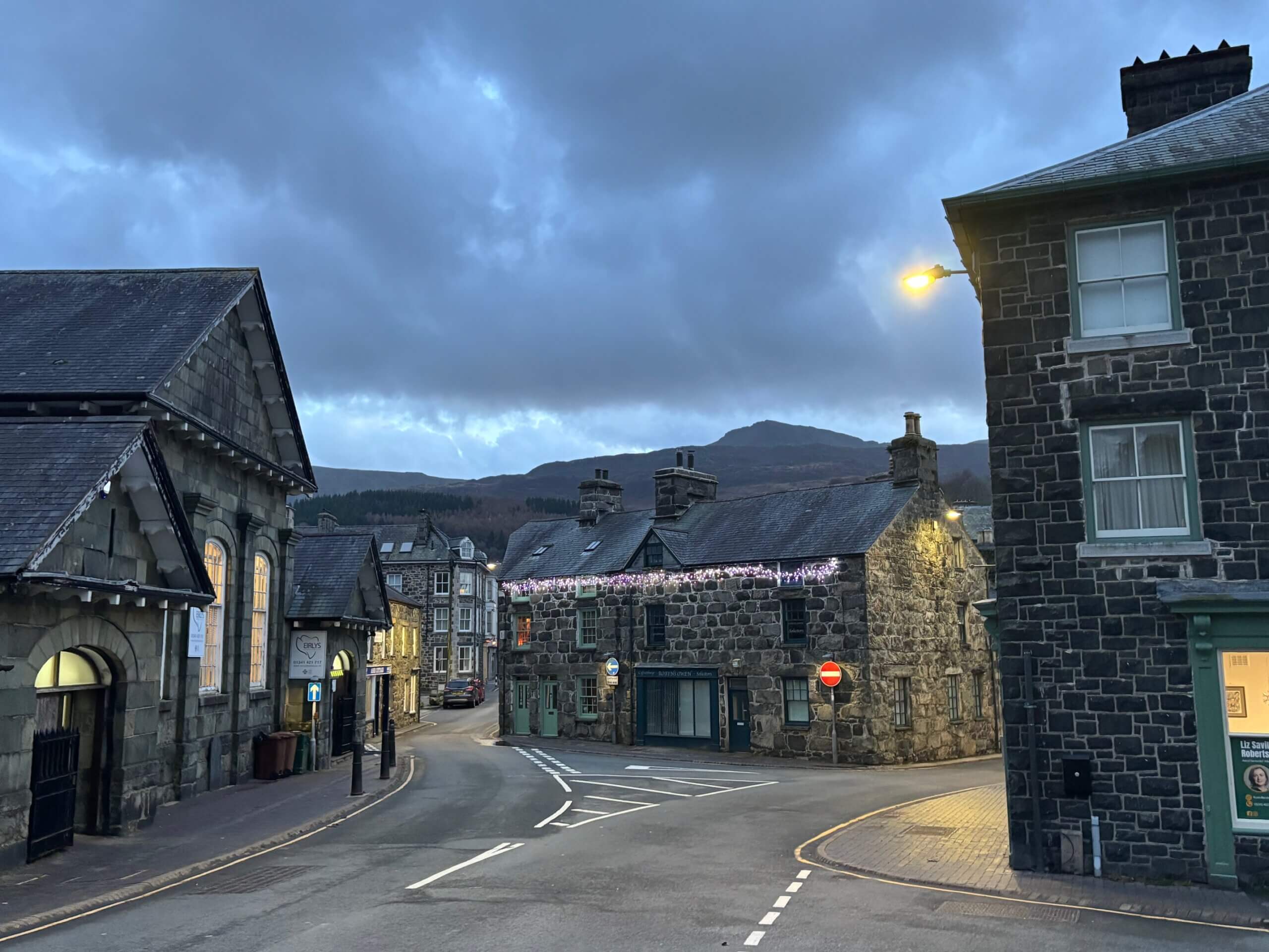 Dolgellau buildings with festive lights